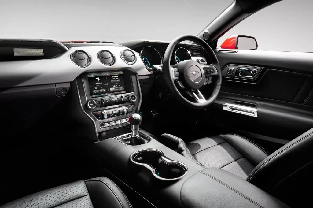 2015-ford-mustang-interior-RHD-1024x680.webp
