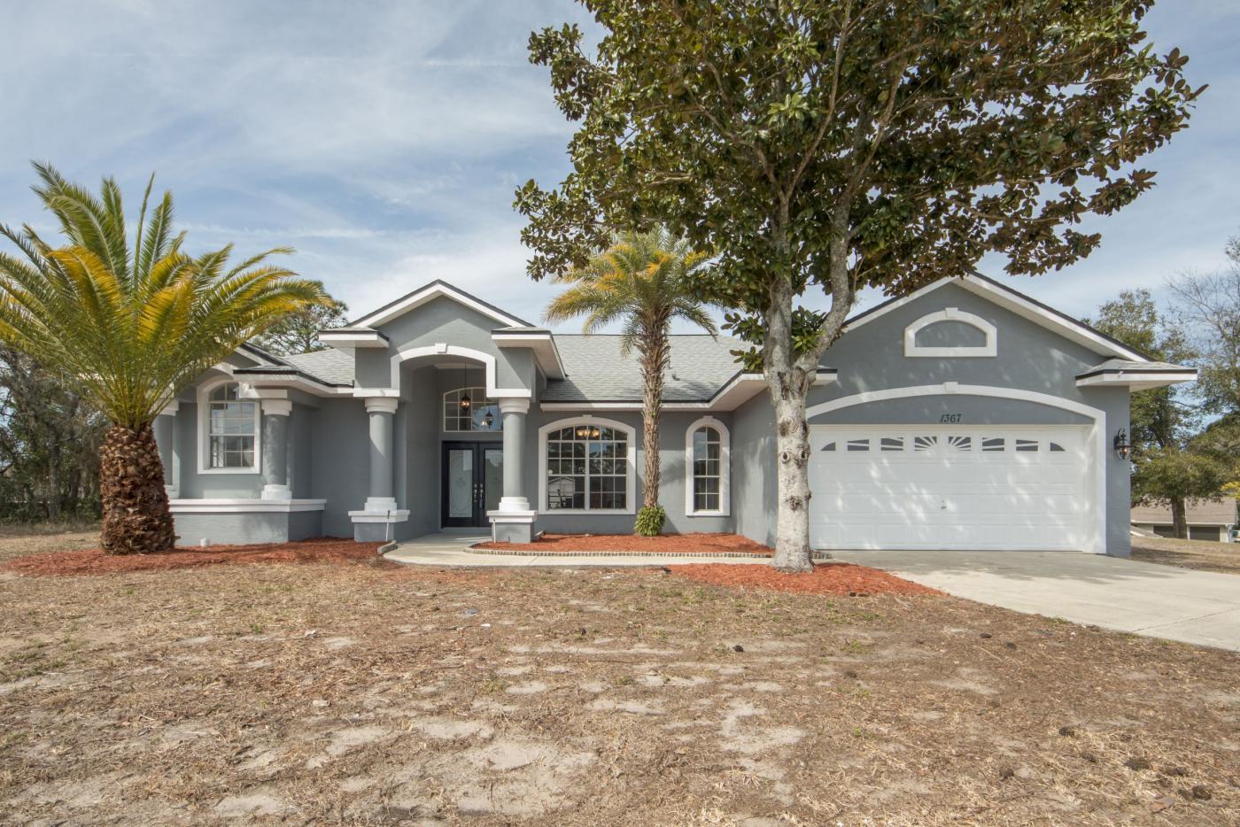 Front of house - middle.jpg