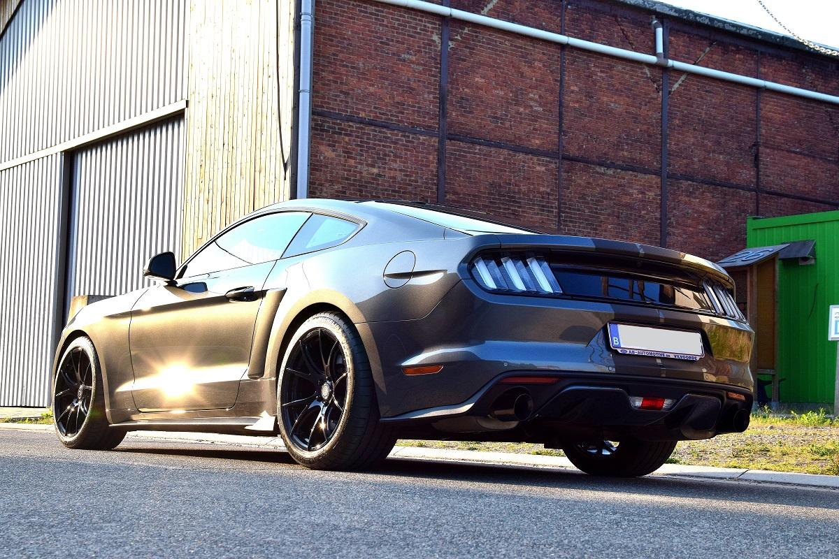 InkedMustang straat driekwart links achter laag 2_LI.jpg