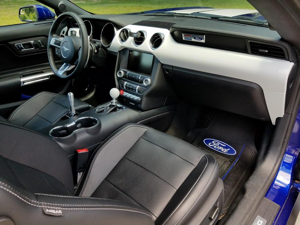2015-custom-dash-interior.jpg