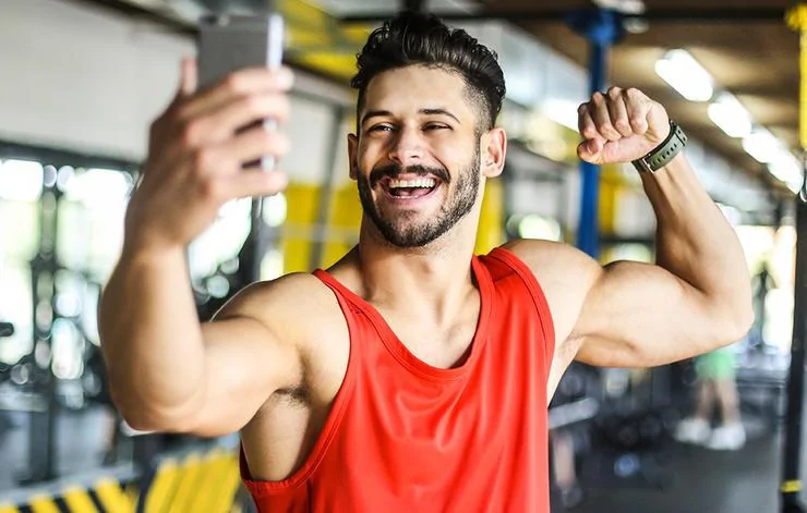 gym-bro-selfy.webp