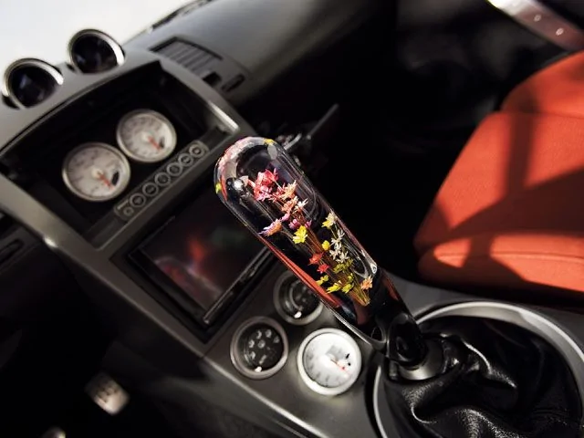 0709_impp_06_z+wendy_cheng_nissan_350z+jdm_flower_shift_knob.webp