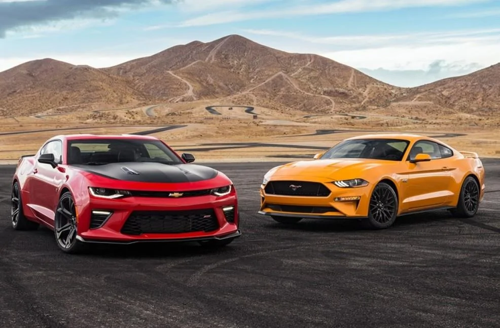 2018-ford-mustang-gt-vs-2018-chevrolet-camaro-ss-1le.webp