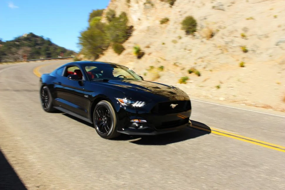 2015-ford-mustang-gt-motion.webp