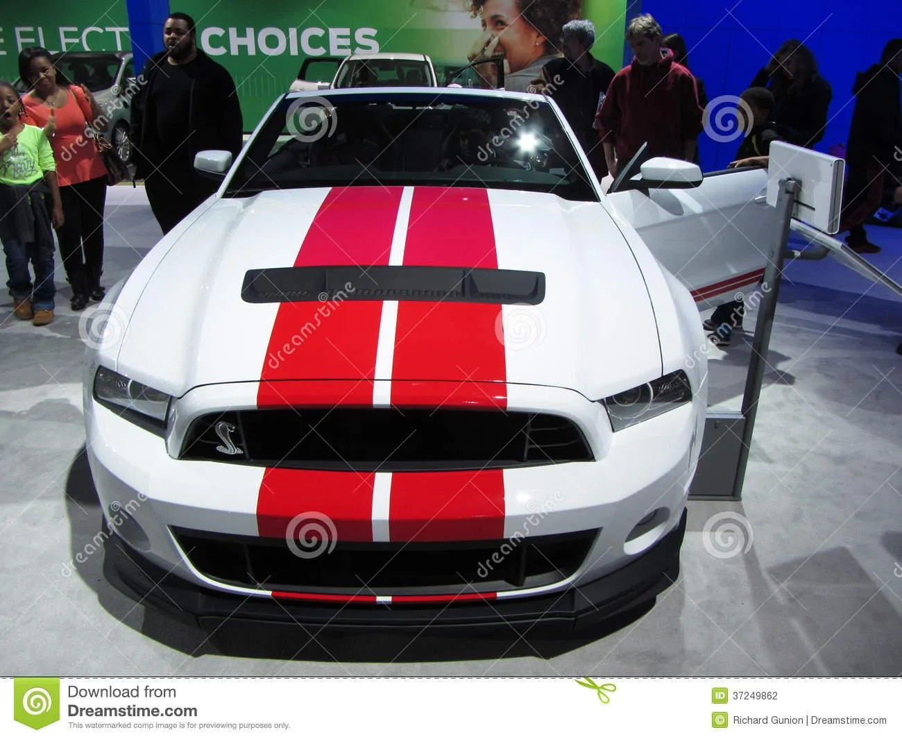 ford-mustang-photo-white-red-washington-dc-auto-show-washington-dc-muscle-car-continues-37249...webp