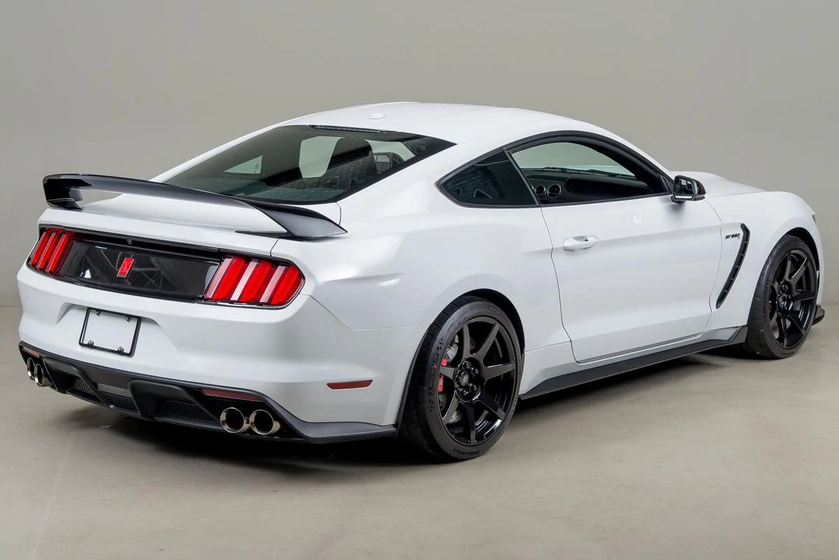 15-Shelby-GT350R-05.webp