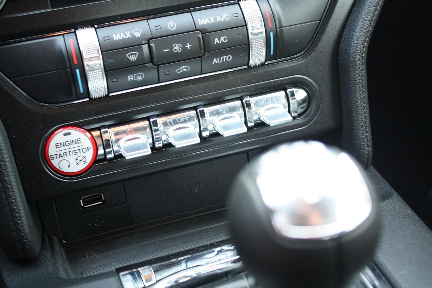 2015-ford-mustang-gt-center-console-1500x1000.webp