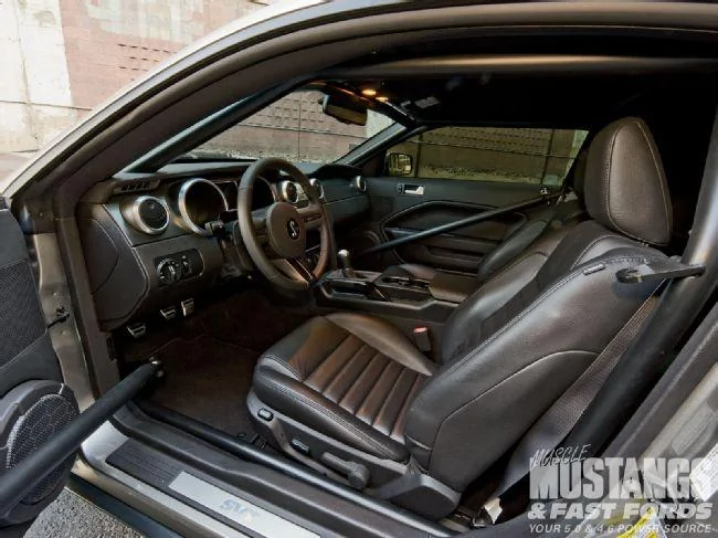 mmfp_1104_04_o%2b2009_ford_shelby_gt500%2binterior.webp