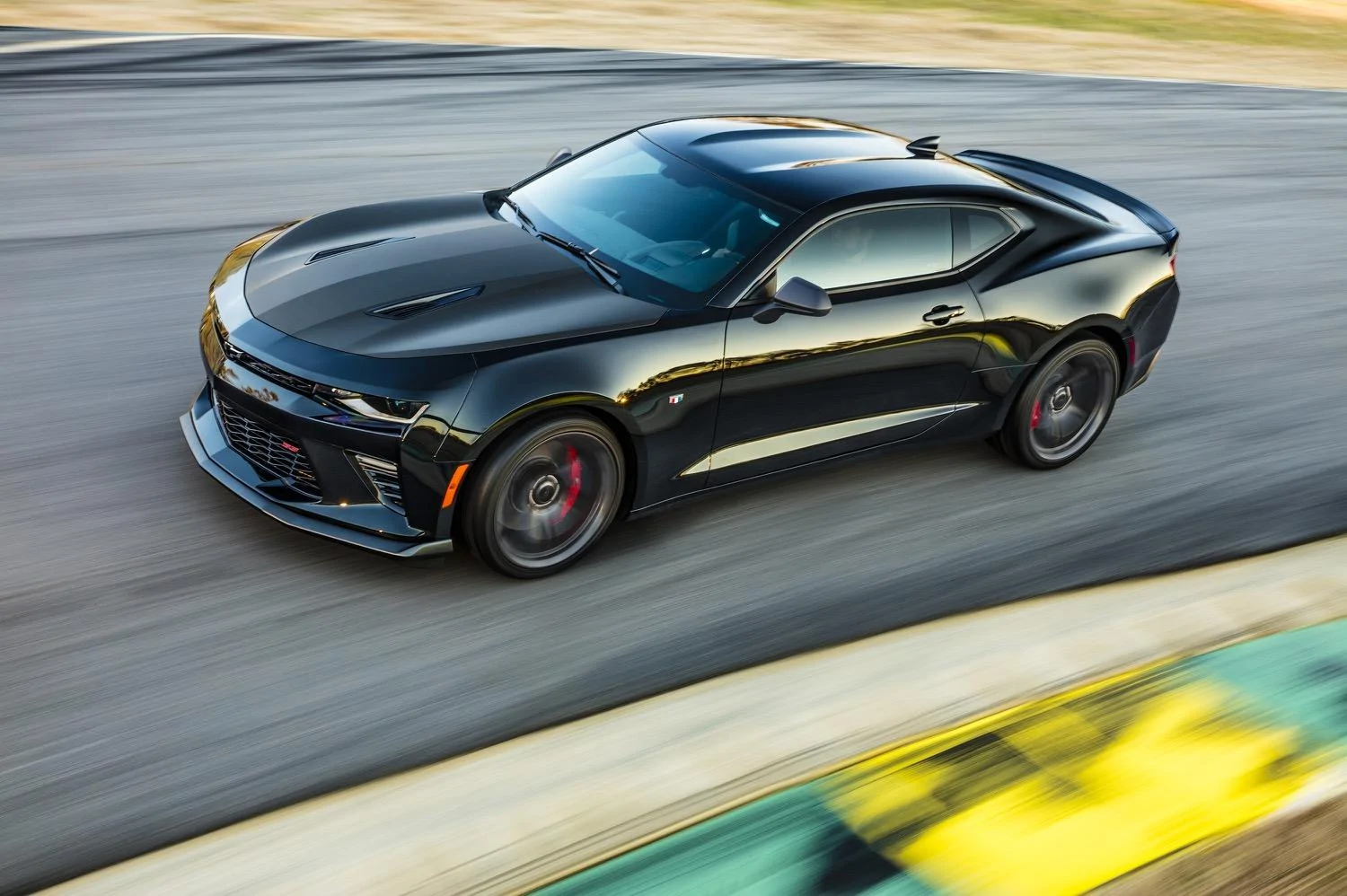 2017-chevrolet-camaro-ss-1le-001.webp
