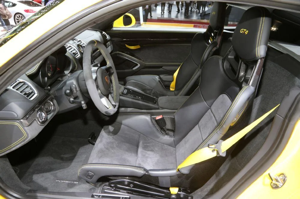porsche-cayman-gt4-seats.webp