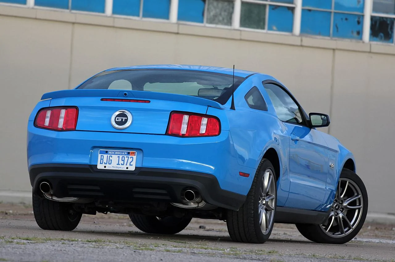 02mustangprem2011review.webp