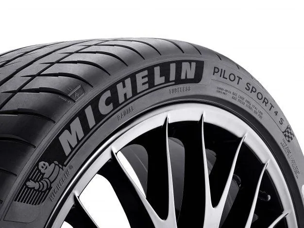 016-IMAGES-MICHELIN-Pilot-Sport-4S-Michelin-Pilot-Sport-4-S-Zoom-Vue-45%C2%B0-fond-blanc-626x...webp