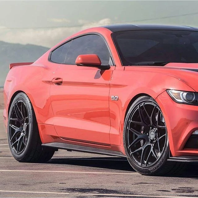 COMPETITION-ORANGE-FORD-MUSTANG-GTPP-MRR-FS01-GLOSS-BLACK-MESH-CONCAVE-WHEELS.webp