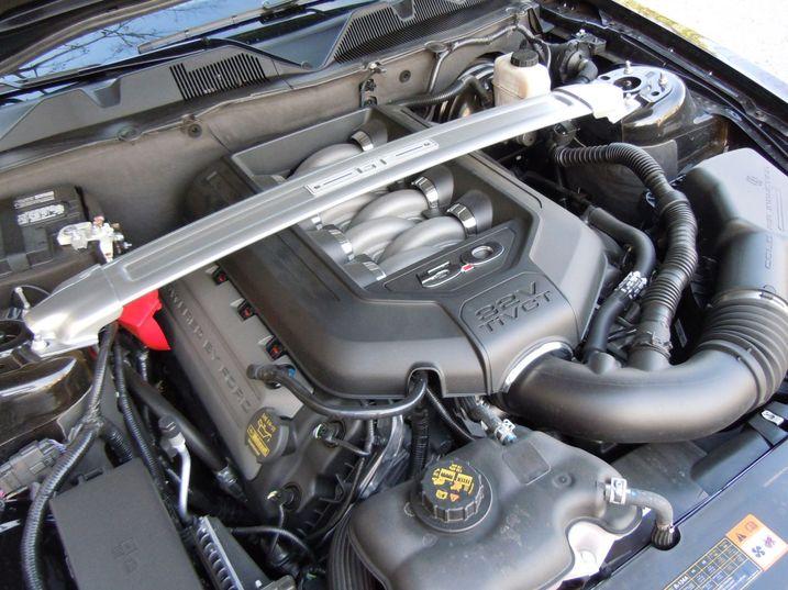 2011%20Ford%20Mustang%20GT%20engine%20bay-thumb-717x537-93440.jpg