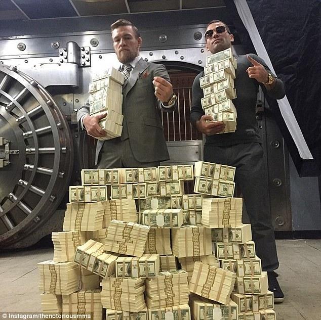 7700000578-0-UFC_fighter_Conor_McGregor_left_poses_with_training_partner_Arte-a-16_1427447464036.jpg