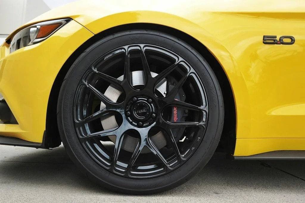 TRIPLE-YELLOW-FORD-MUSTANG-GTPP-MRR-FS01-GLOSS-BLACK-MESH-CONCAVE-WHEEL.webp