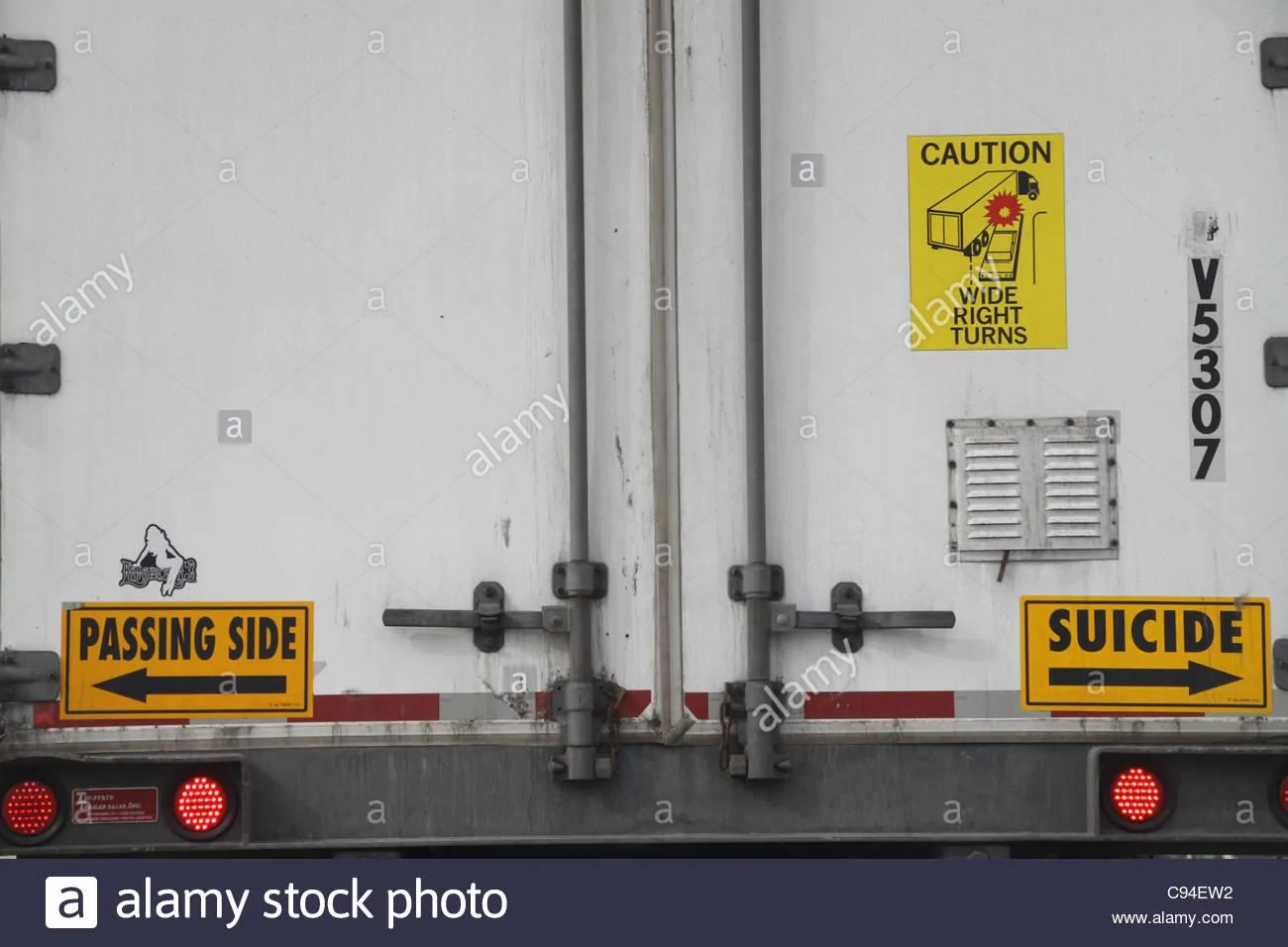 tractor-trailer-warning-passing-side-suicide-C94EW2.webp