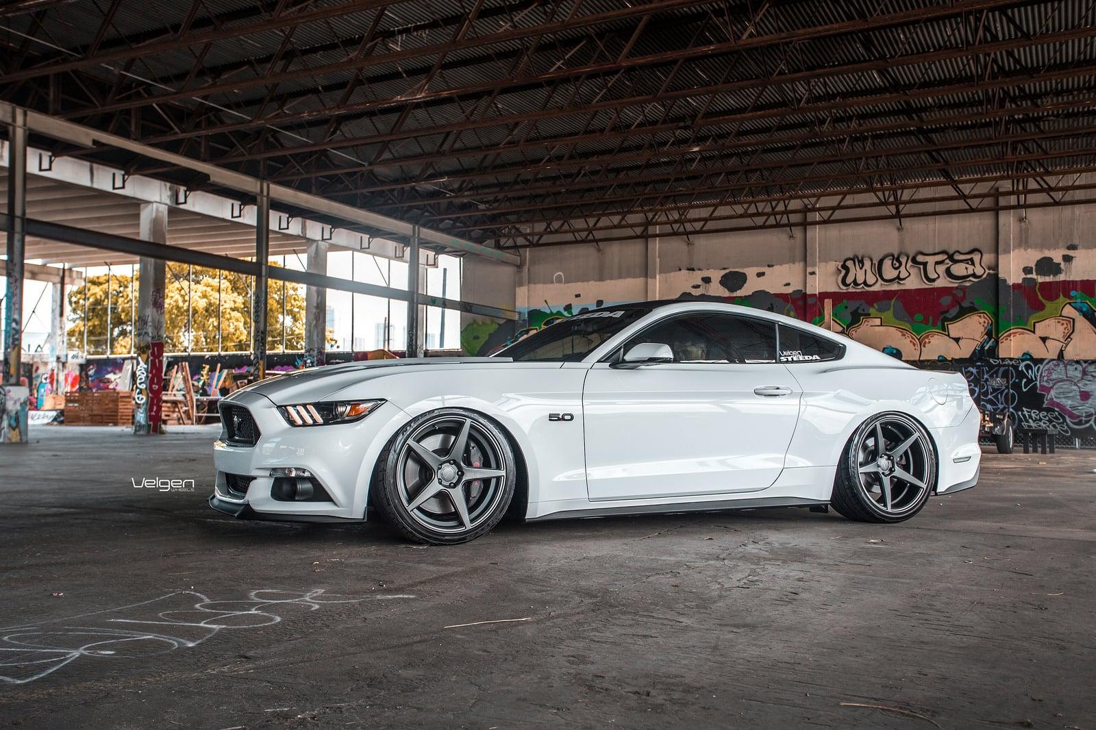 OXFORD-WHITE-FORD-MUSTANG-GTPP-S550-VELGEN-CLASSIC-5-MATTE-GUNMETAL-CONCAVE-WHEELS.jpg
