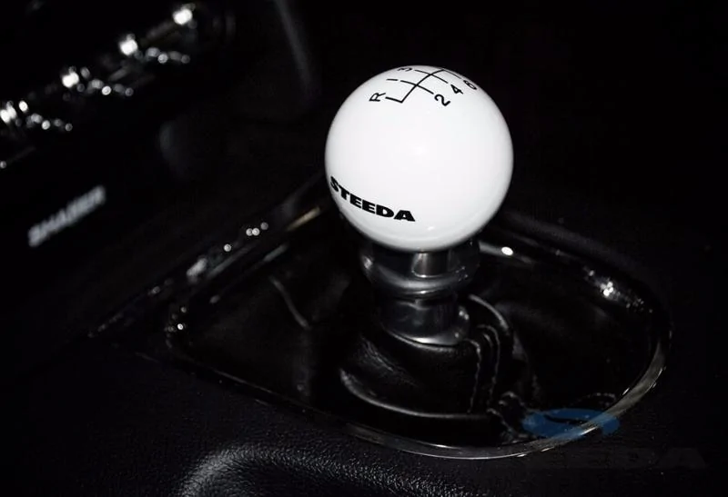 steeda-s550-mustang-6-speed-white-shift-knob-15-17-203-E226ULSI20-02-zoom.webp
