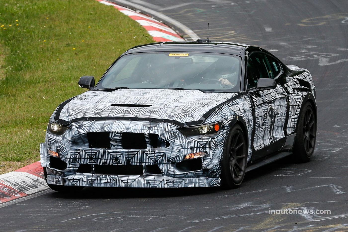 Spied-Ford-Mustang-SVT-001.jpg