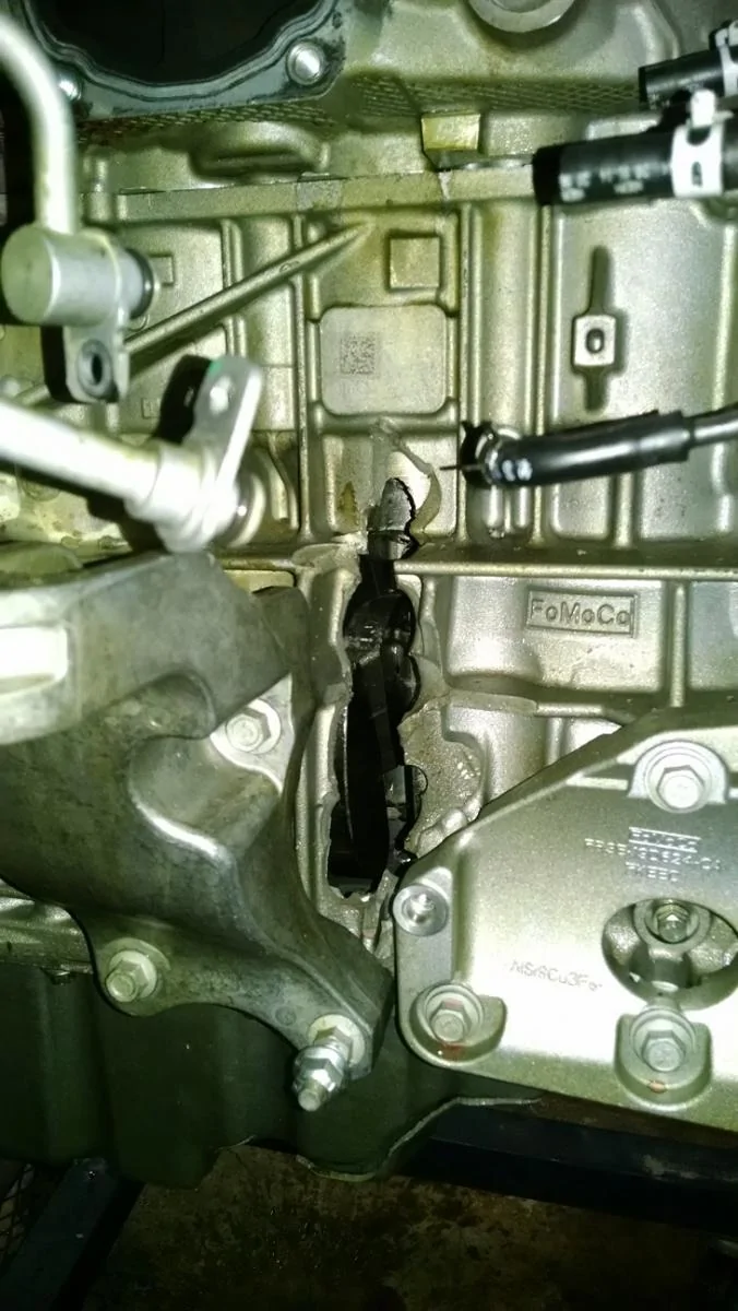 Ecoboost bock with hole.webp
