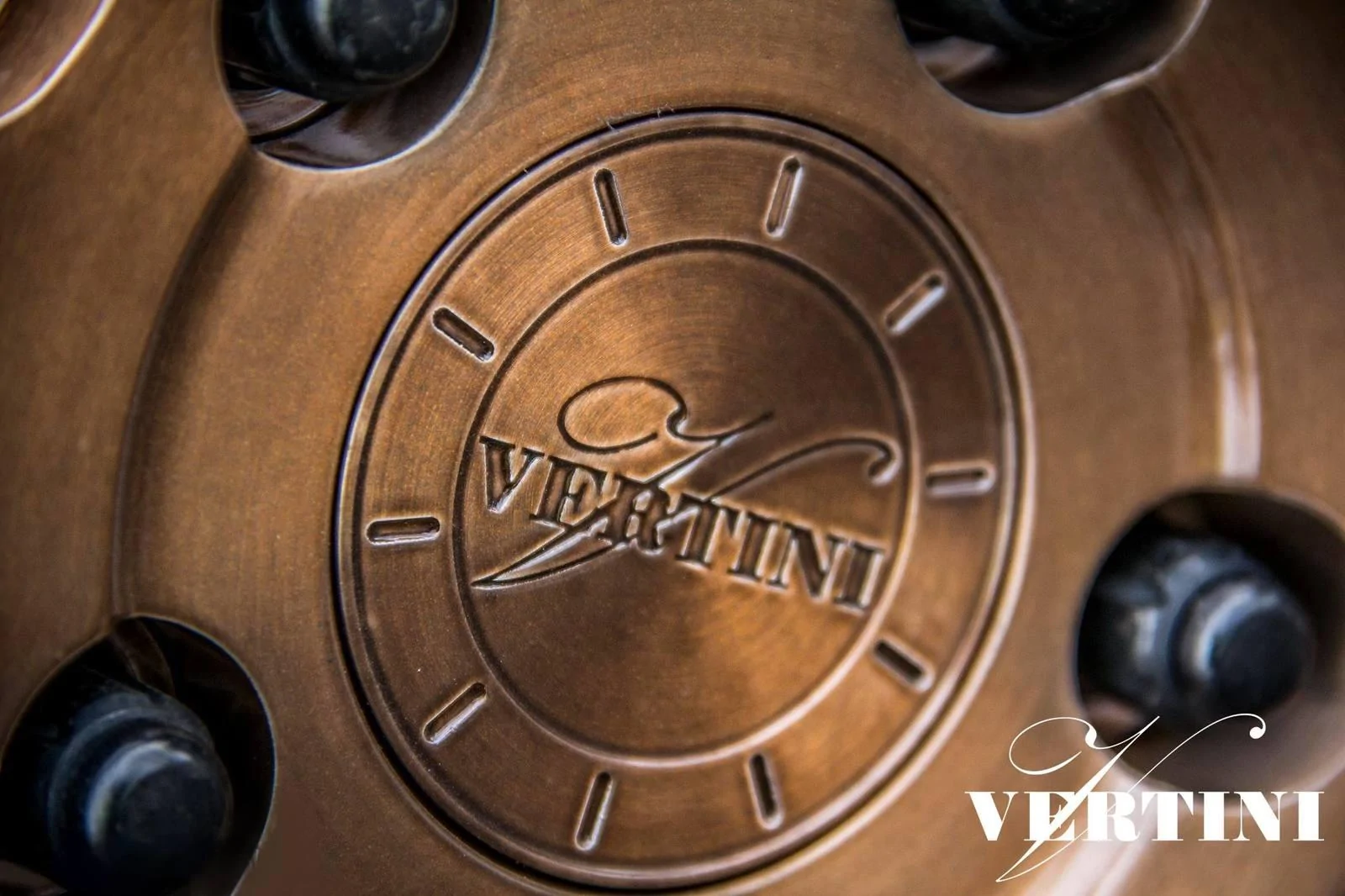 vertini-brushed-bronze-color-centercap-closeup.webp