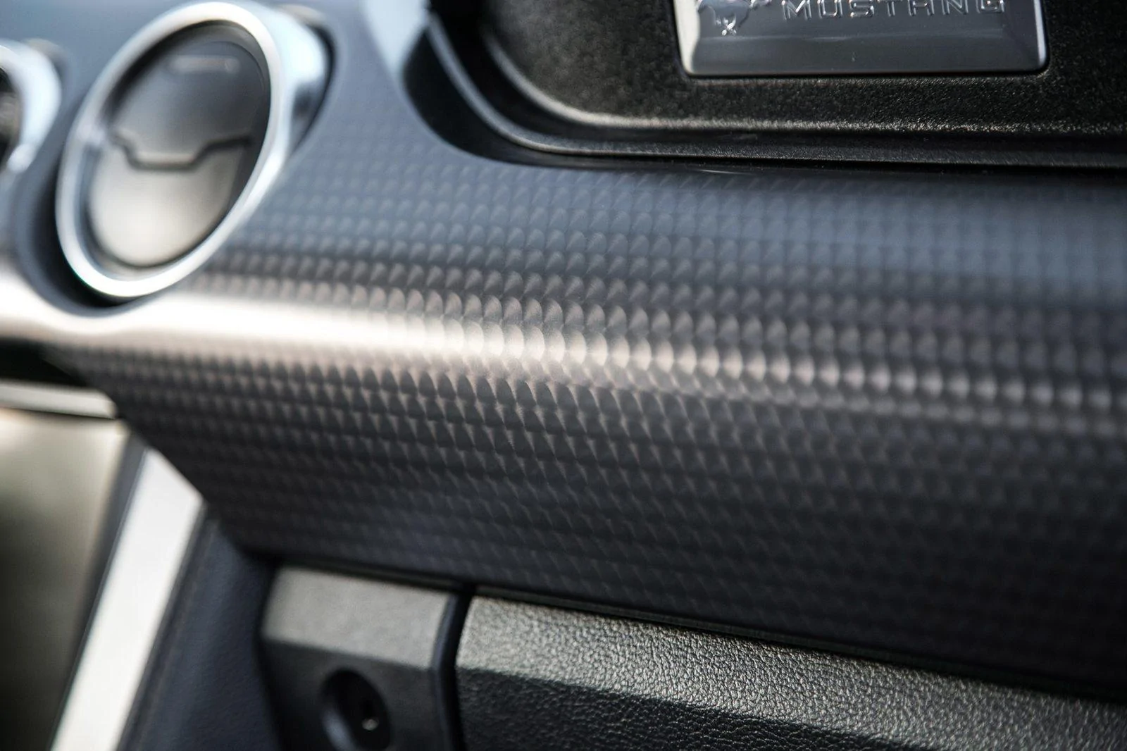 2018-Ford-Mustang-Dash-1.webp