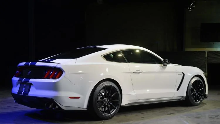 02-2016-shelby-gt350-live-1.webp