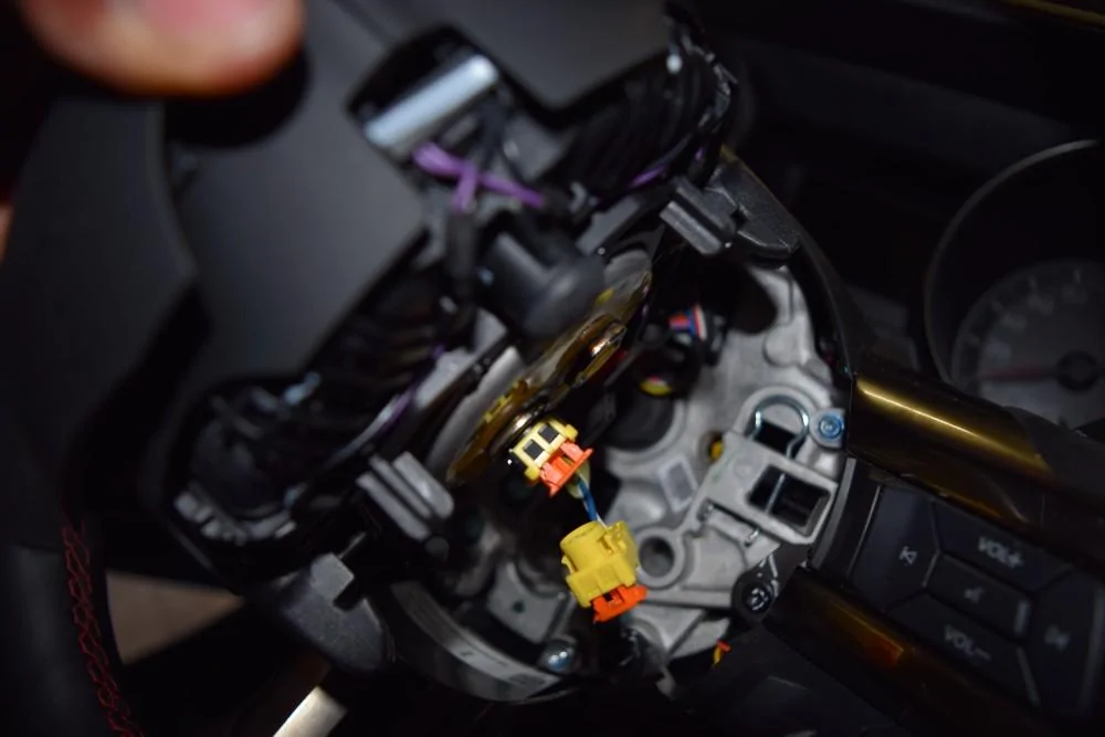 DCTMS_GT350_R_Steering_Wheel_1.webp