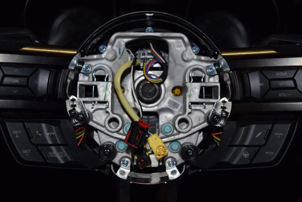 DCTMS_GT350_R_Steering_Wheel_2.webp