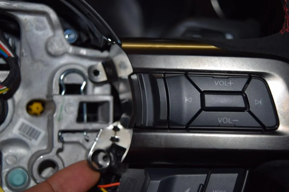 DCTMS_GT350_R_Steering_Wheel_3.webp