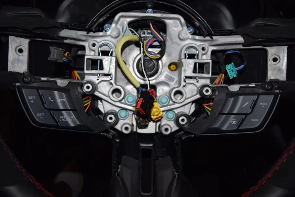 DCTMS_GT350_R_Steering_Wheel_5.webp