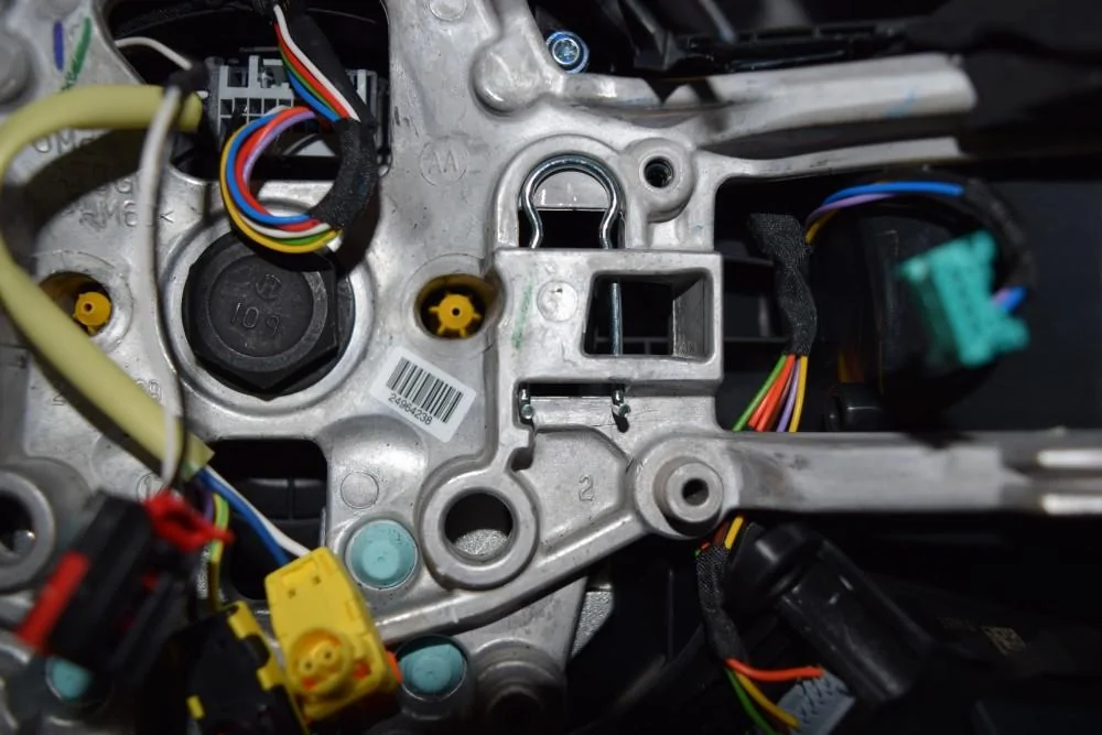 DCTMS_GT350_R_Steering_Wheel_7.webp