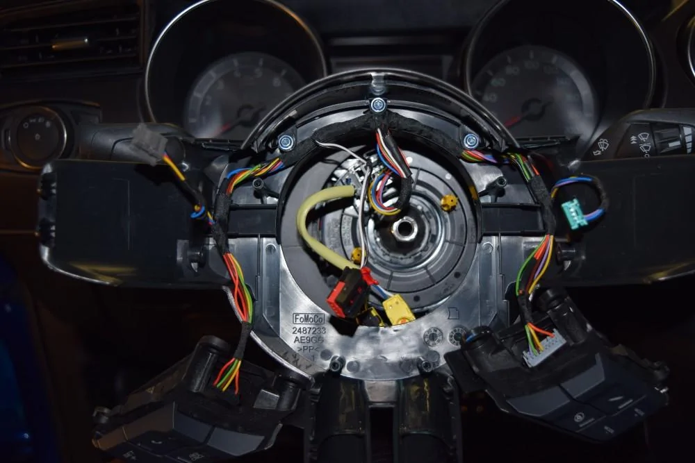 DCTMS_GT350_R_Steering_Wheel_8.webp