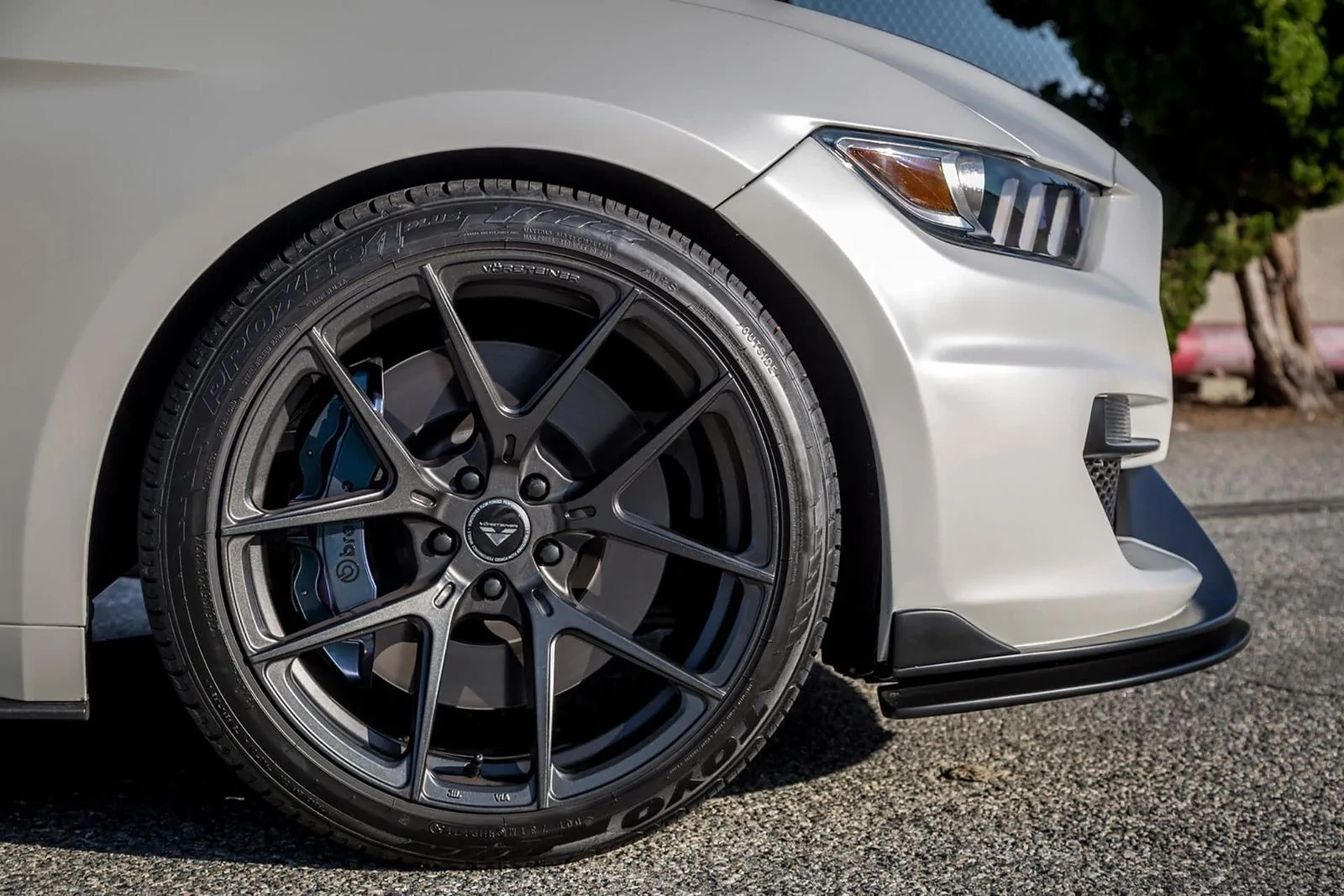 oxford-white-ford-mustang-gtpp-s550-vorsteiner-vff101-carbon-graphite-rotory-forged-wheels.webp