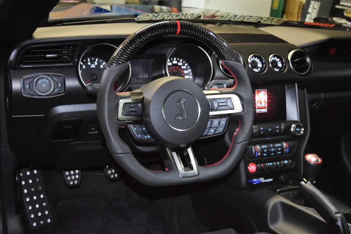 DCTMS_GT350_R_Steering_Wheel_17.webp