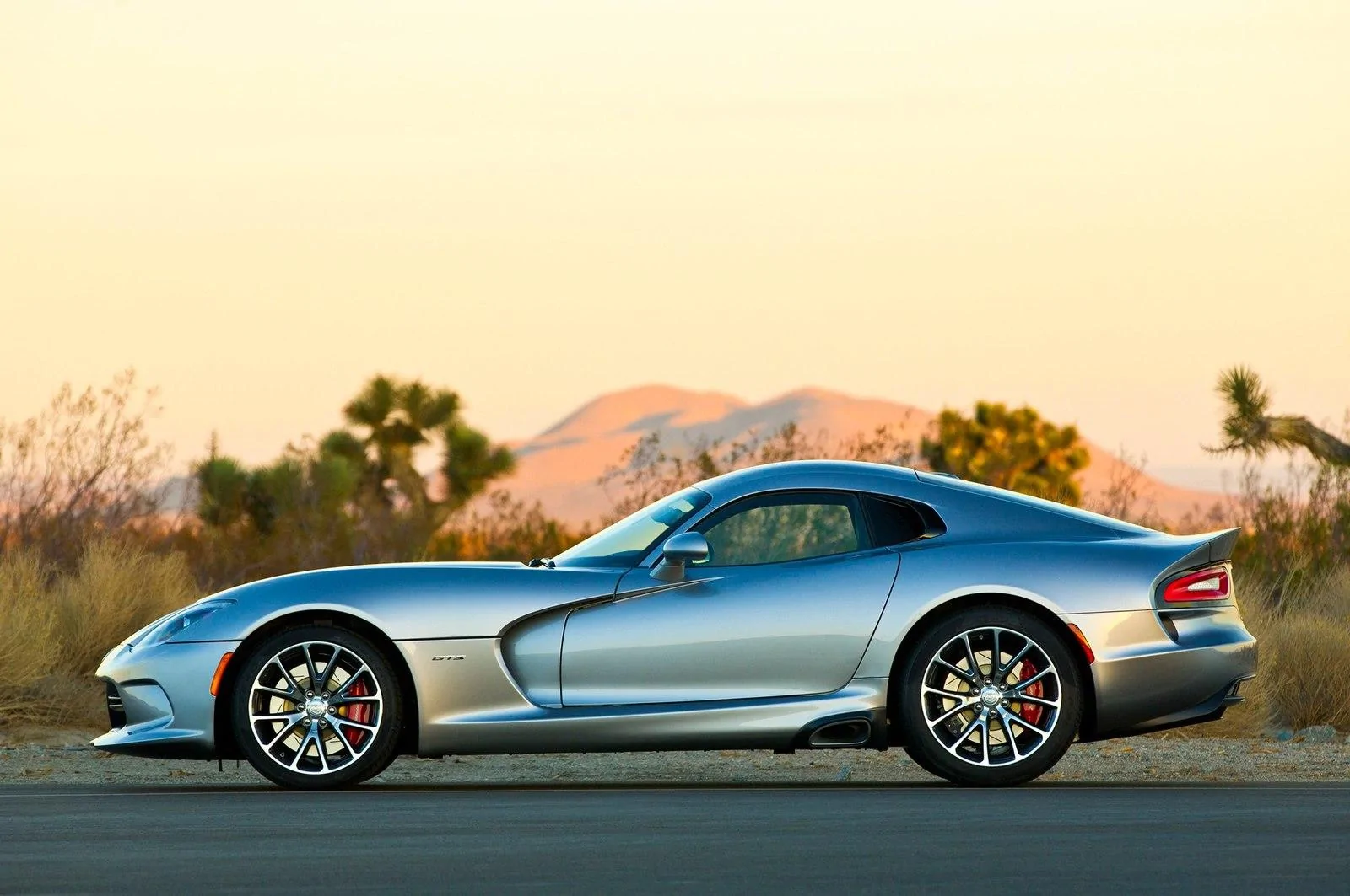 2015-Dodge-Viper-SRT-GTS-side-profile.webp