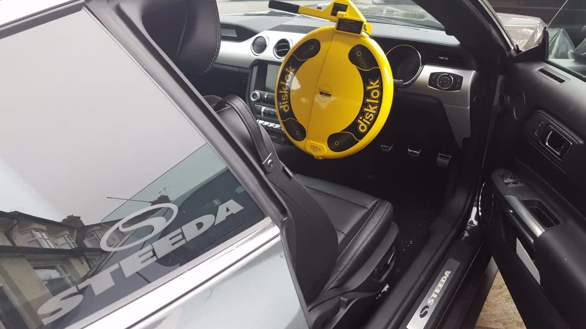 Q500-Mustang-secured-with-Disklok-zoom.webp