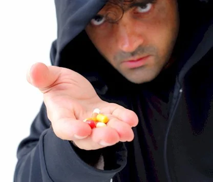 ?u=http%3A%2F%2Flygsbtd.files.wordpress.com%2F2014%2F01%2Fdrug-dealer.webp