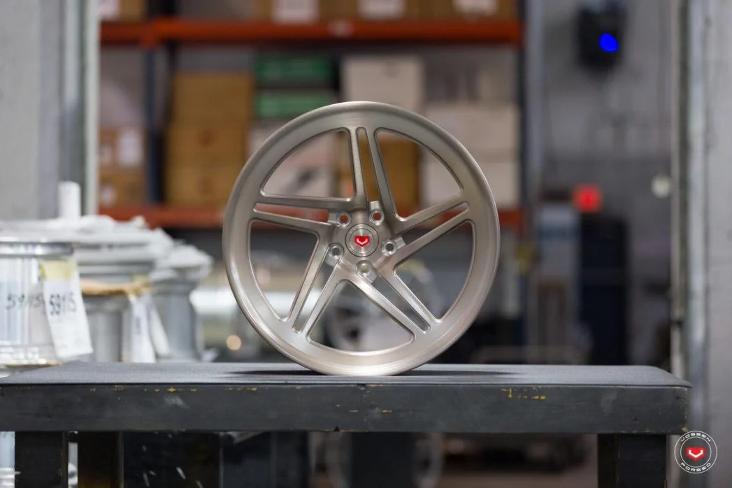 Vossen-Forged-LC-102T-Wheel-C07-Platinum-LC-Series-%C2%A9-Vossen-Wheels-2018-1003-1047x698.webp