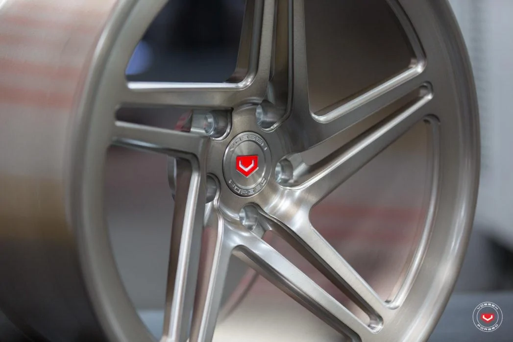 Vossen-Forged-LC-102T-Wheel-C07-Platinum-LC-Series-%C2%A9-Vossen-Wheels-2018-1004-1047x698.webp