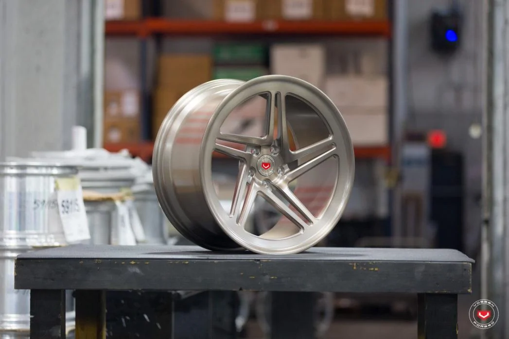Vossen-Forged-LC-102T-Wheel-C07-Platinum-LC-Series-%C2%A9-Vossen-Wheels-2018-1006-1047x698.webp