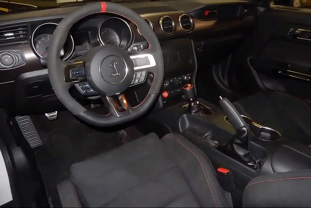 GT350R_INT3.webp