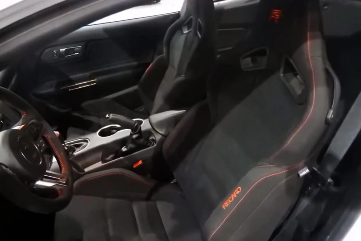 GT350R_INT2.webp