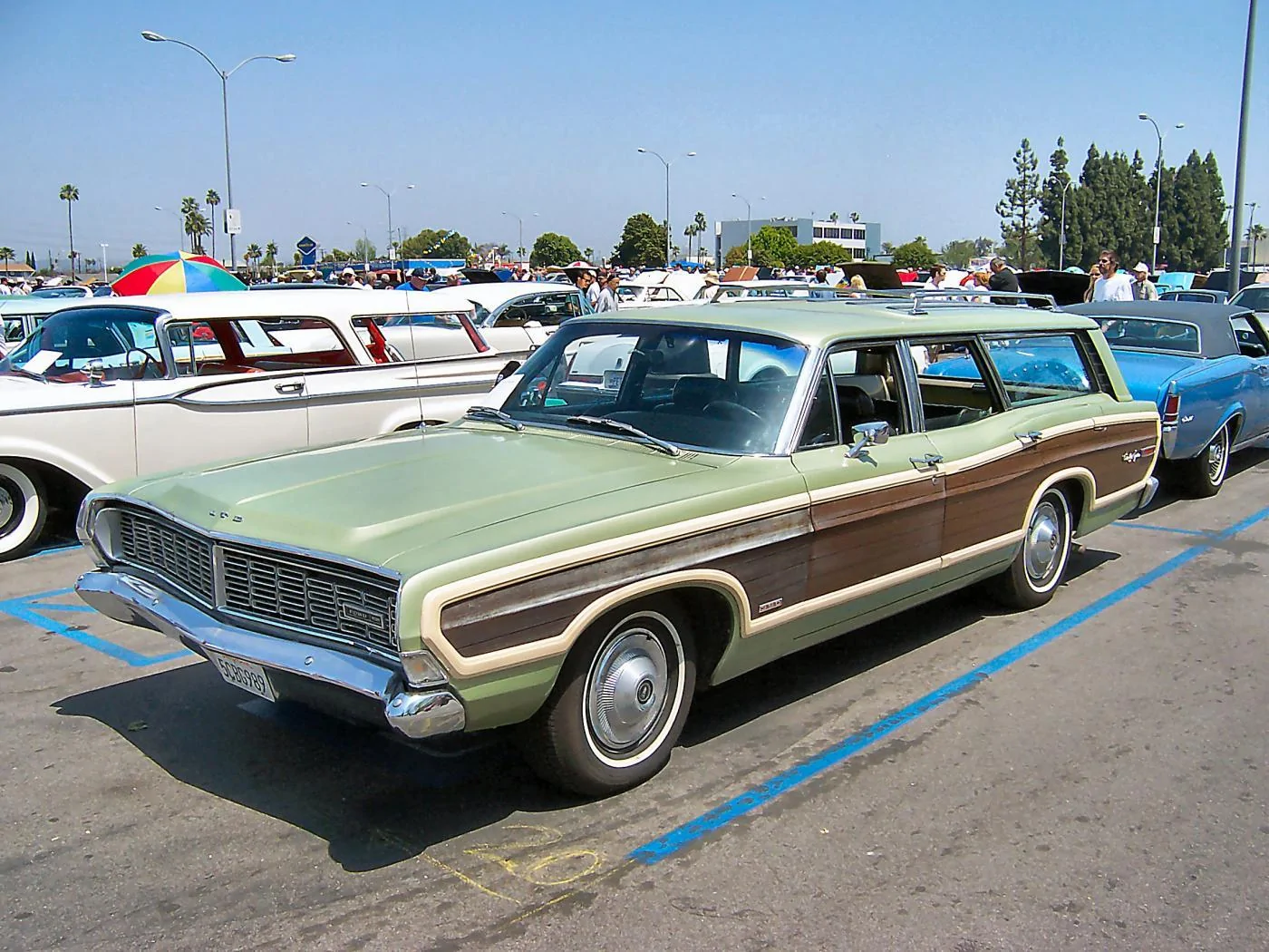 1968_Ford_LTD_Country_Squire.webp