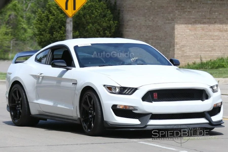 2016-ford-shelby-gt350r-oxford-white-01.webp