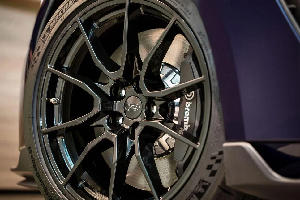 2019-ford-mustang-shelby-gt350-37.webp