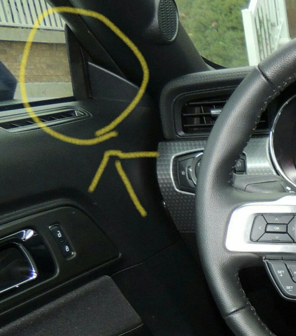 2015-Ford-Mustang-EcoBoost-Interior_1_1.webp