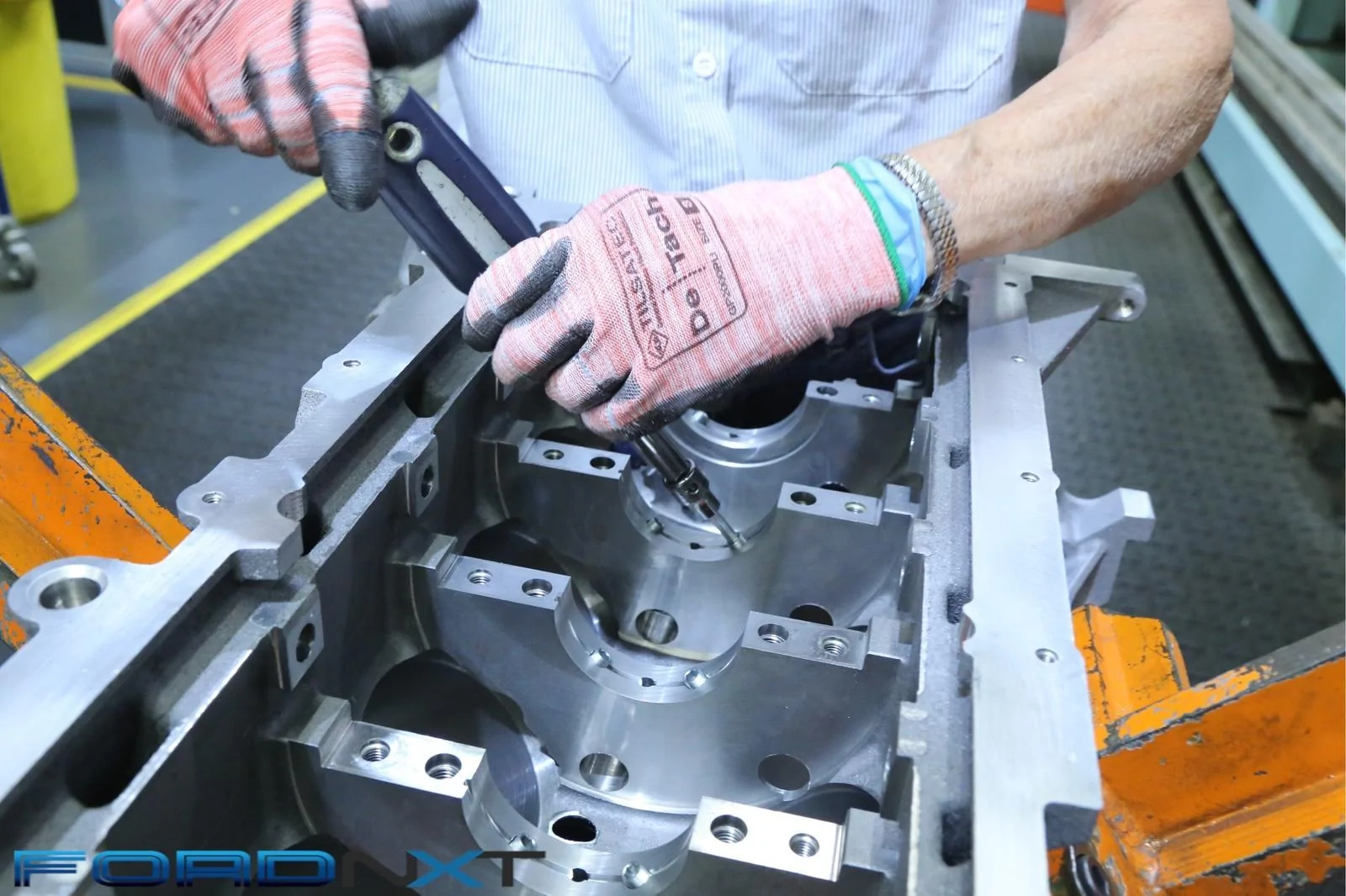 follow-along-as-teams-build-the-shelby-gt350s-voodoo-5-2-engine-2018-08-03_03-06-35_128814.webp