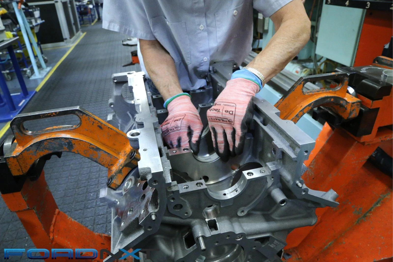 follow-along-as-teams-build-the-shelby-gt350s-voodoo-5-2-engine-2018-08-03_03-06-46_577060.webp